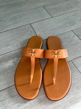 Tory Burch Mini Everly Flat Thong Sandal Size 10.5 Tan Leather Gold Logo New!